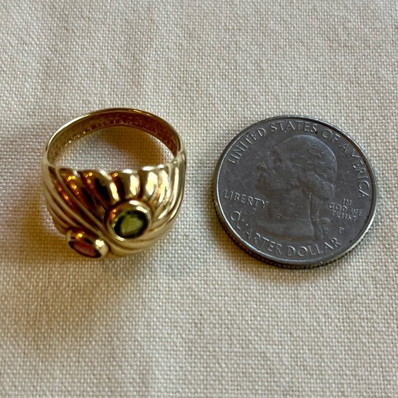 Vintage 14K Gold Garnet and Peridot Ring - Picture 15 of 16